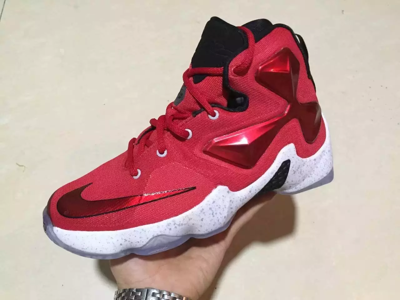 Rød Nike LeBron 13