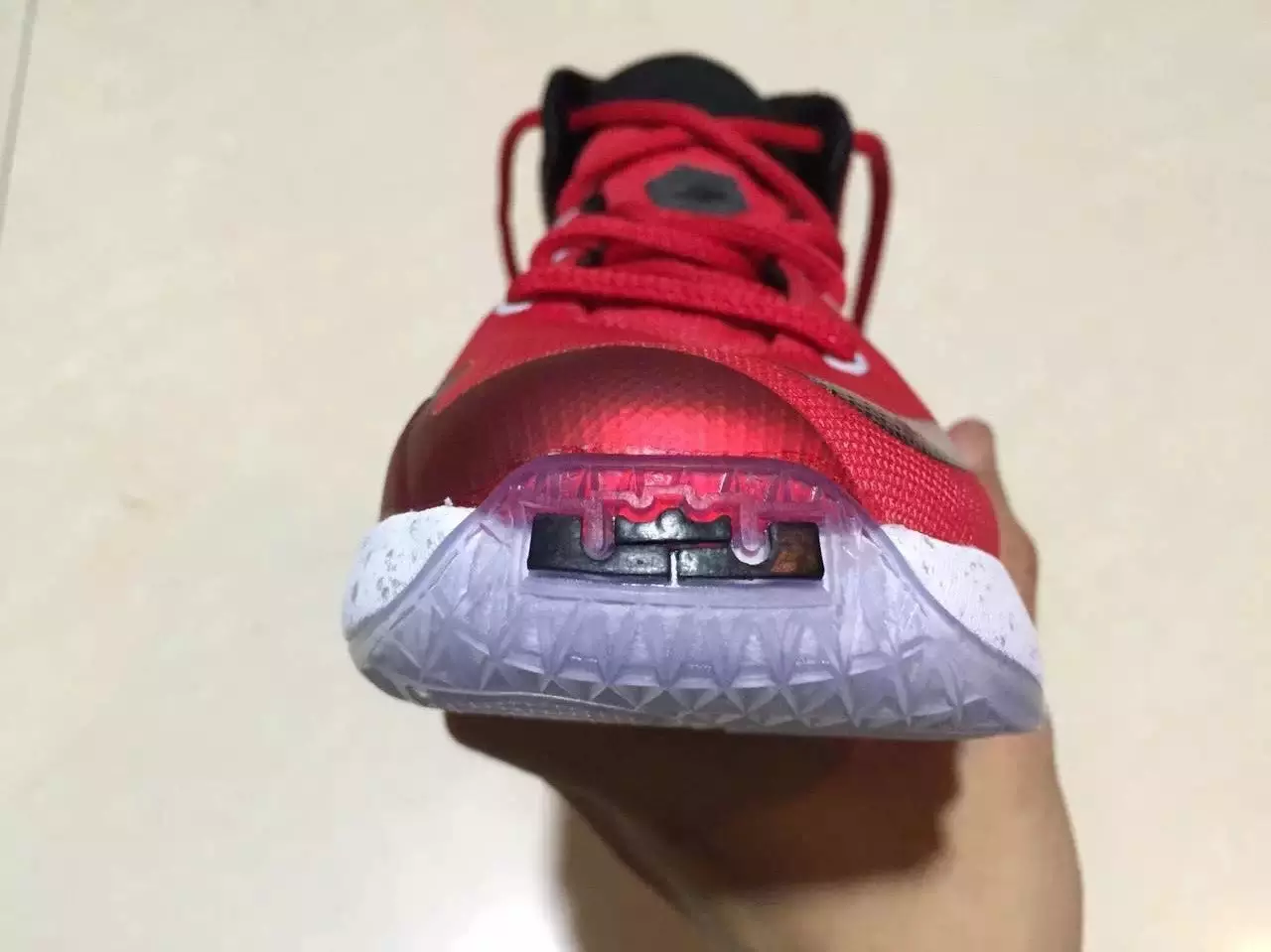 Qizil Nike LeBron 13