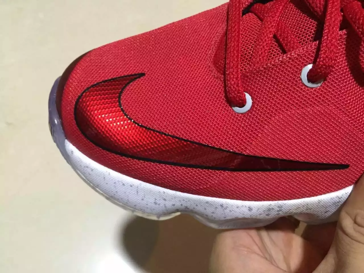 Rød Nike LeBron 13