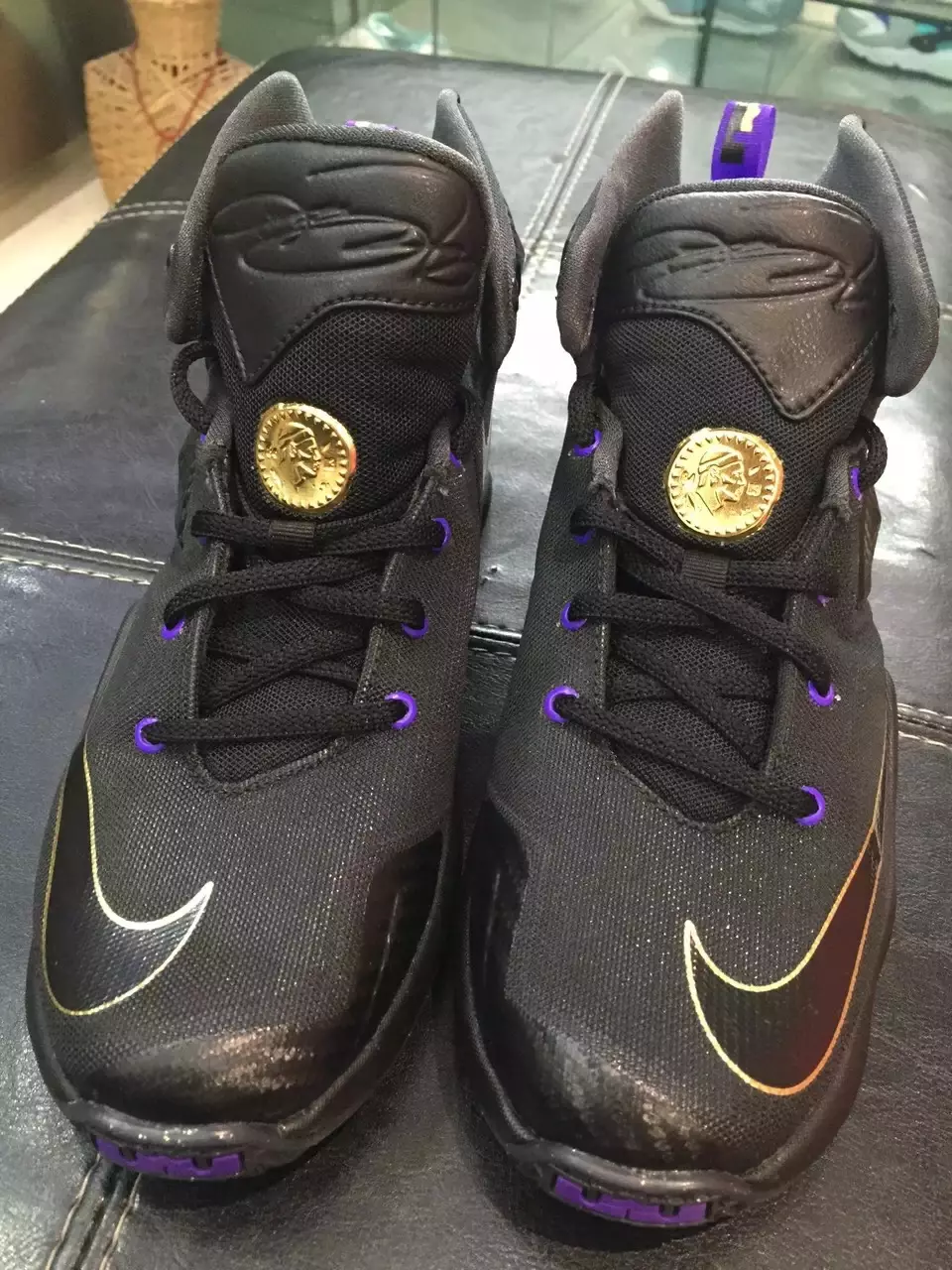 Vjollcë e zezë Nike LeBron 13