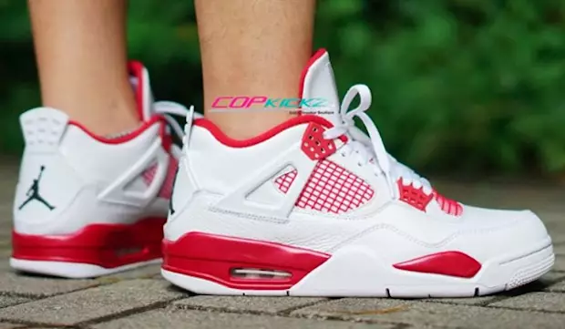 Jordan 4 suplente 89 em pé