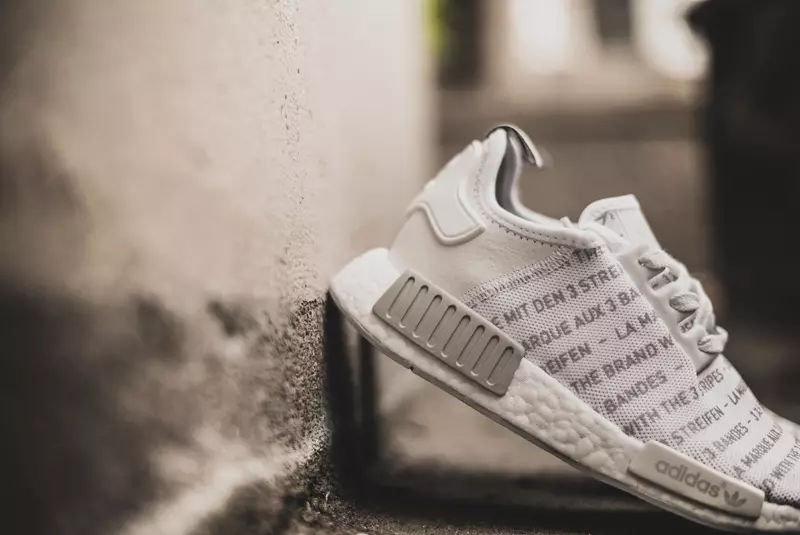 „Adidas NMD“ prekės ženklas su „The Three Stripes Blackout Whiteout“.