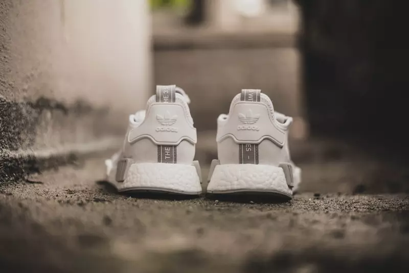 „Adidas NMD“ prekės ženklas su „The Three Stripes Blackout Whiteout“.