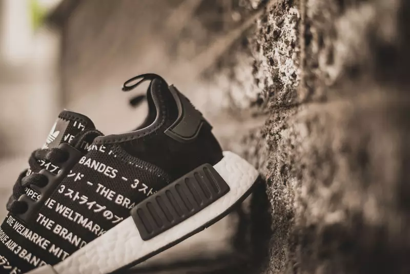 „Adidas NMD“ prekės ženklas su „The Three Stripes Blackout Whiteout“.