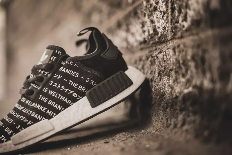 Adidas NMD -merkki, jossa on The Three Stripes Blackout Whiteout