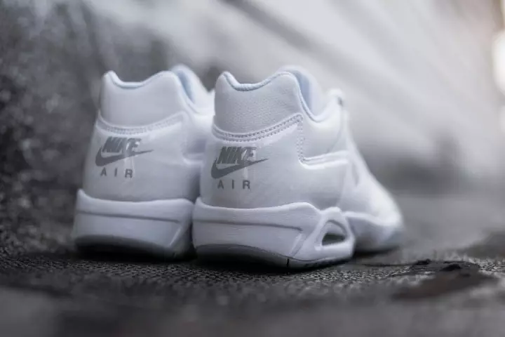 Белая сумка Nike Air Tech Challenge