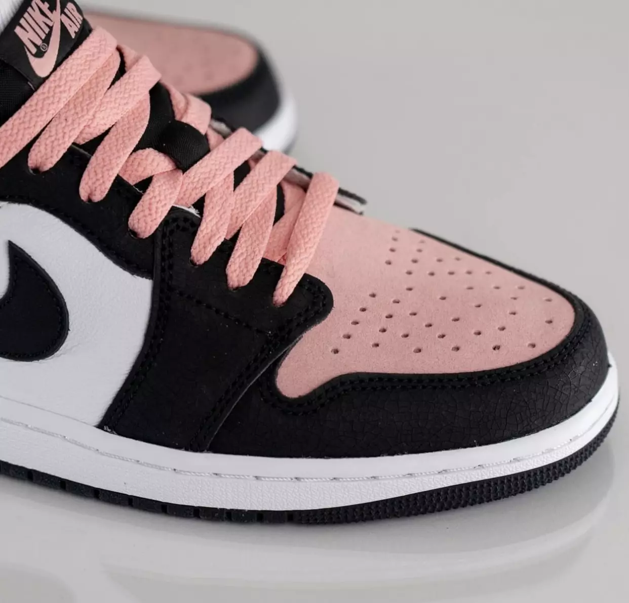 Air Jordan 1 Low OG Bleached Coral CZ0790-061 Utgivelsesdato på føttene