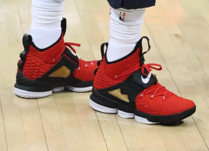 Giày đá bóng kim cương thay thế Nike LeBron 15