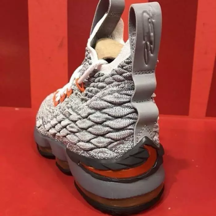 Nike LeBron 15 Wolf Grey Taronja de seguretat Gris fosc Negre Data de llançament