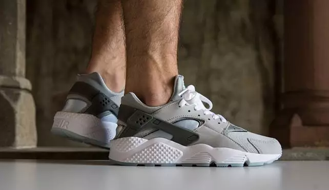 Nike MAG Air Huarache хөл дээрх зургууд