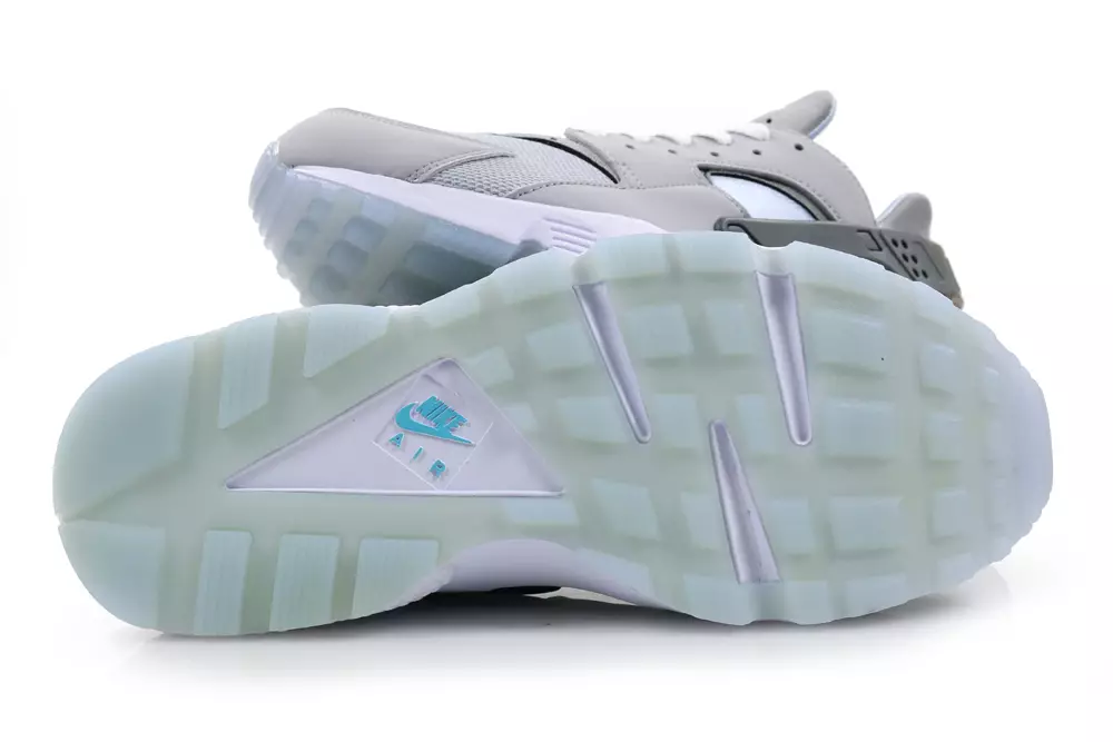 Nike MAG Air Huarache — новейший силуэт Nike, получивший цветовую гамму «Назад в будущее, часть II» Мэри Макфлай, которая делает кроссовки Nike MAG более эффектными.