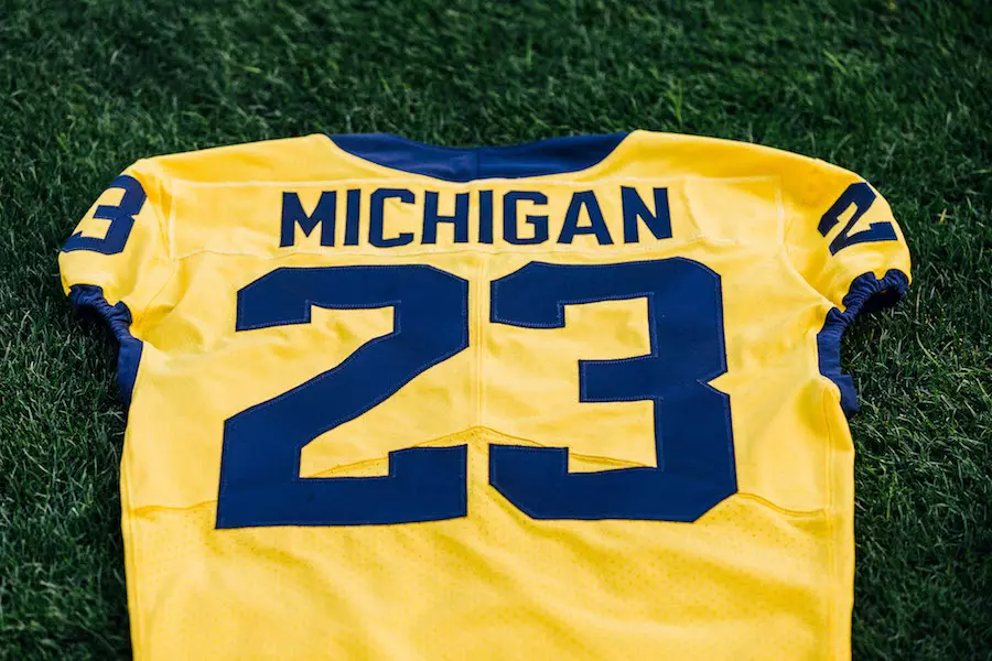 Jordan Brand Michigan maissi univormut