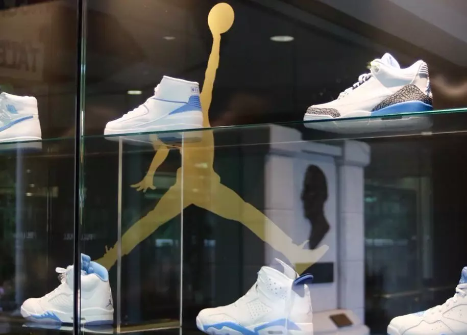 Bộ sưu tập Air Jordan UNC Retro trên màn hình