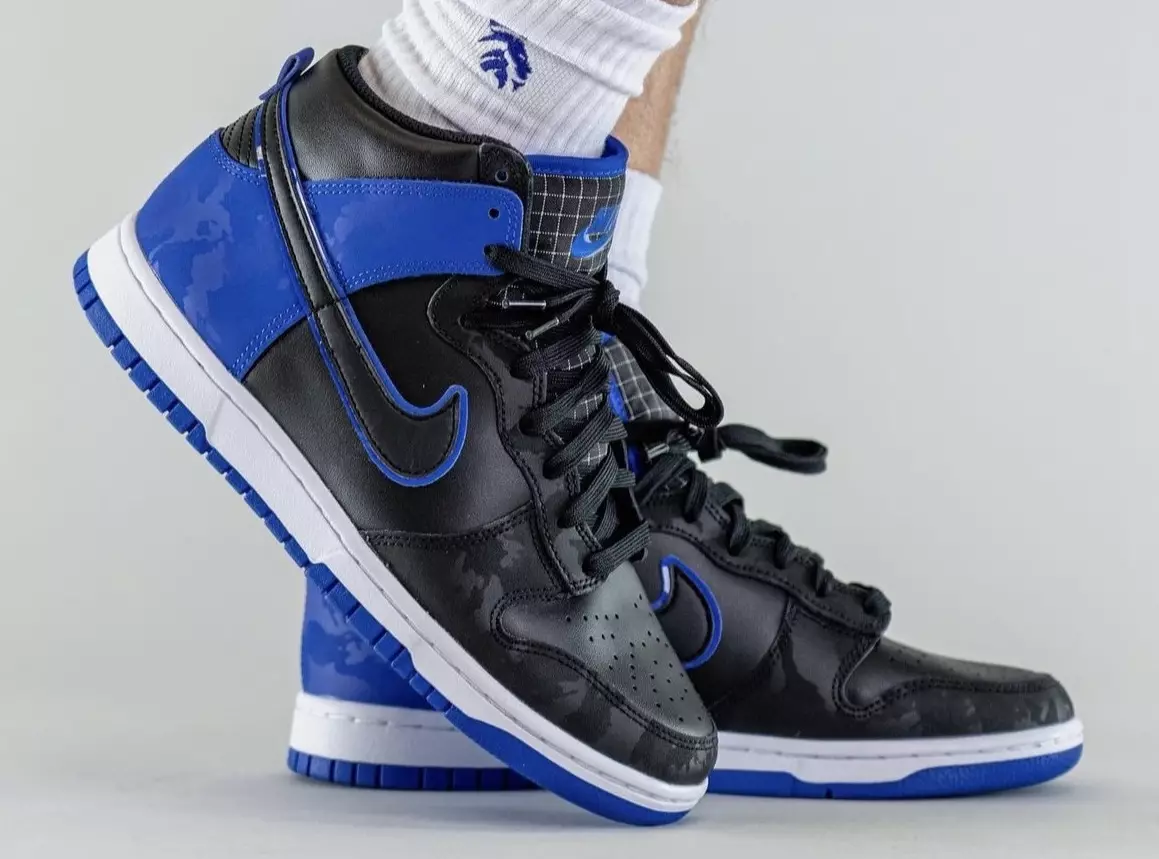 „Nike Dunk High“ nuotraukos ant kojų