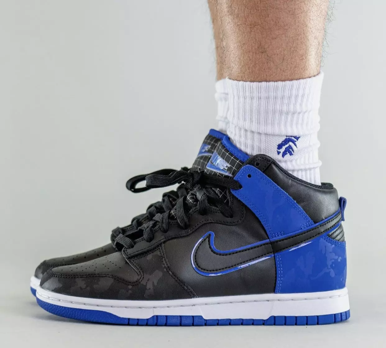 Nike Dunk High Black Hyper Royal DD3359-001 Julkaisupäivä jaloissa