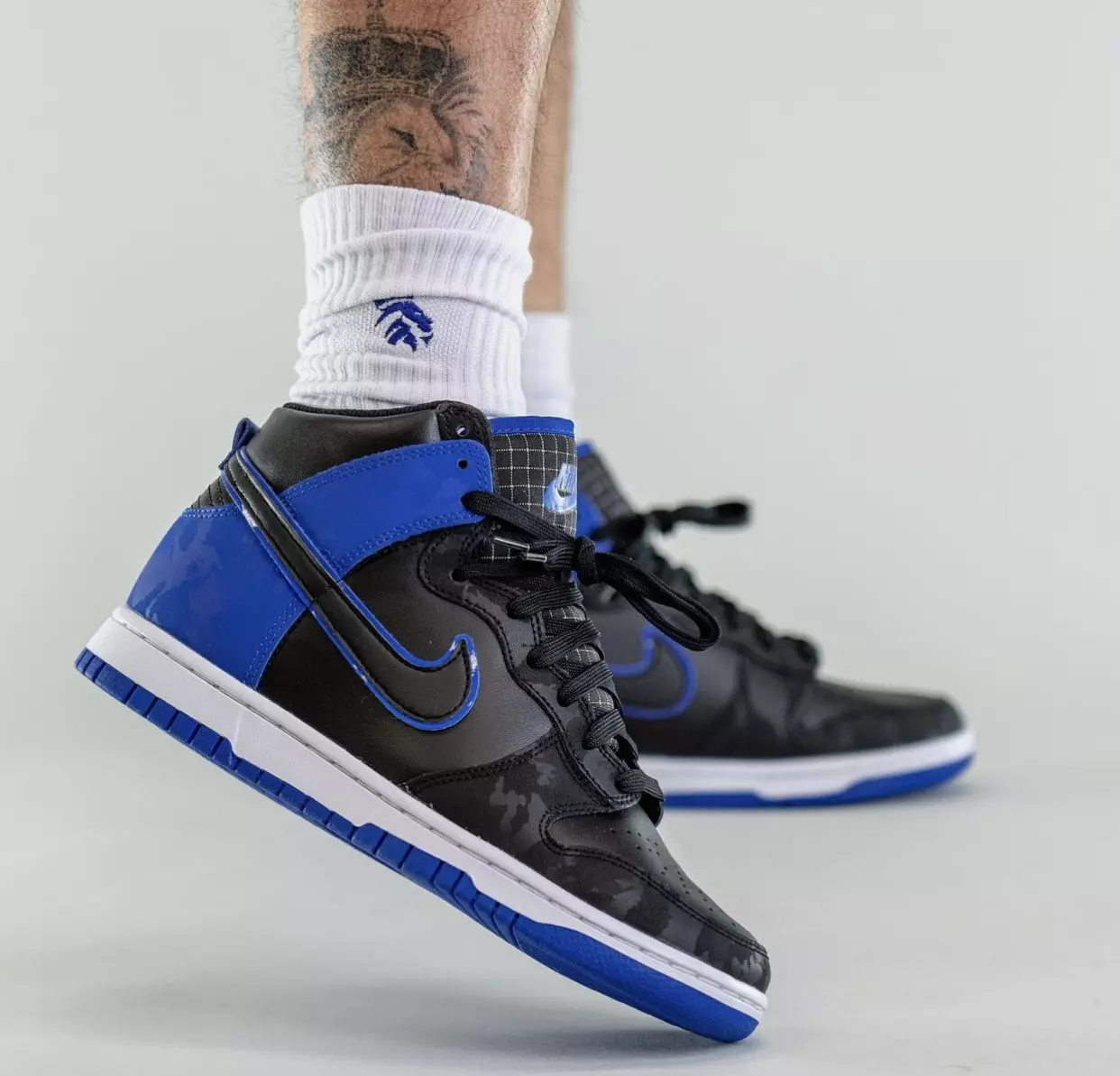 Nike Dunk High Black Hyper Royal DD3359-001 Utgivelsesdato på føttene