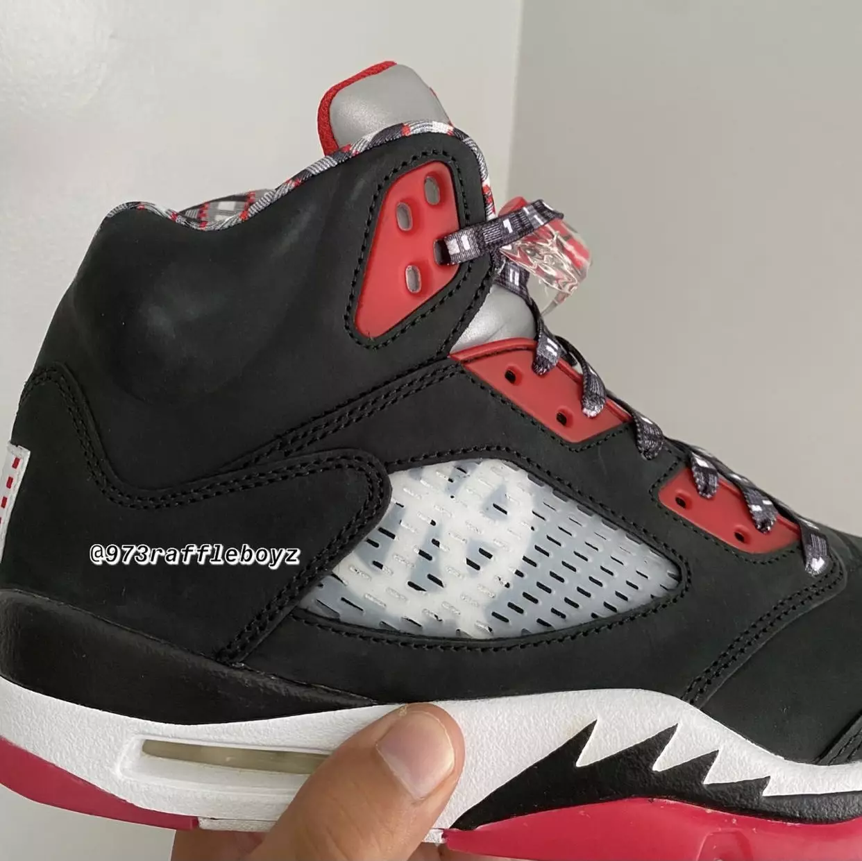 Air Jordan 5 Quai 54 qora do'stlar oilasi