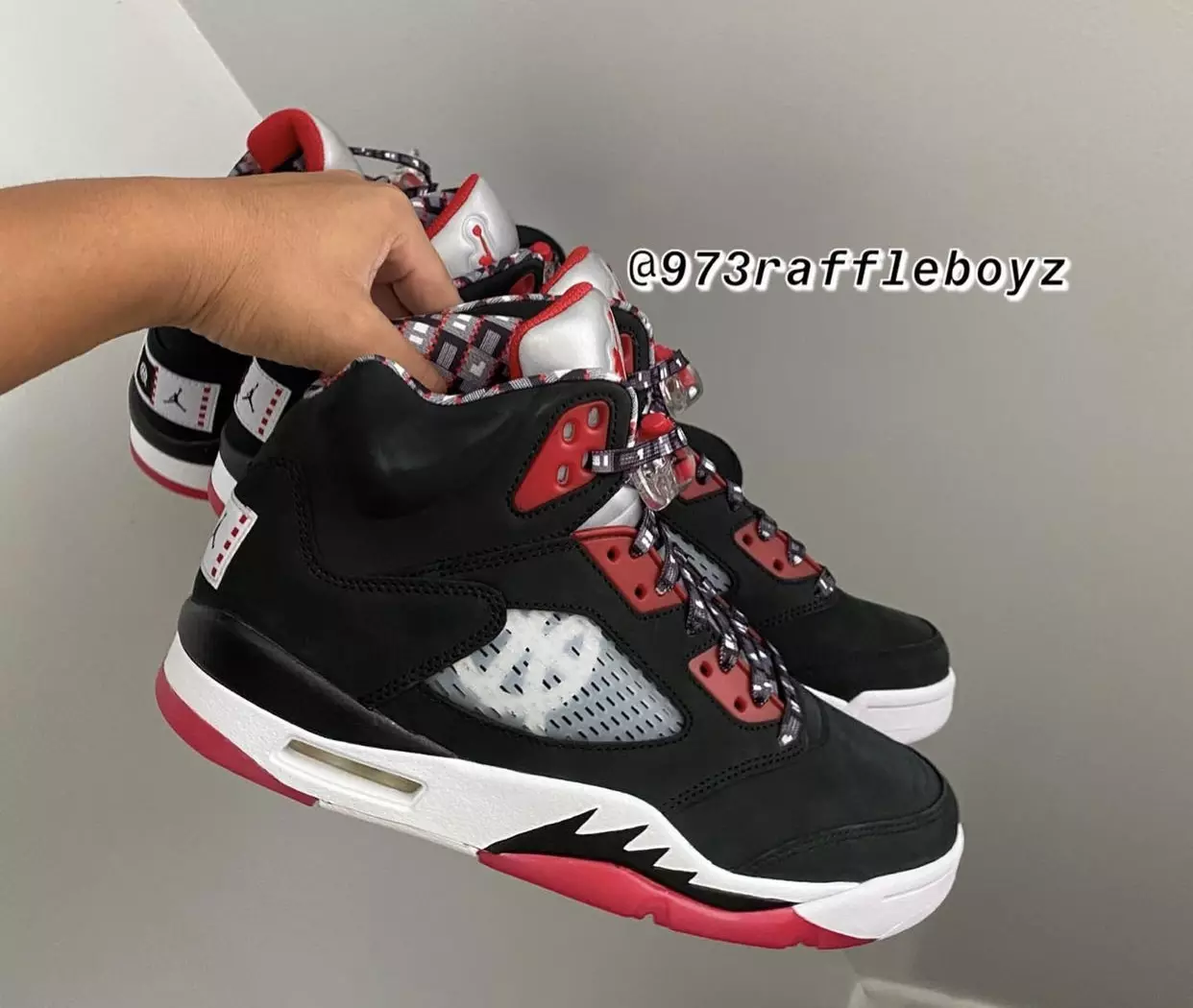 Air Jordan 5 Quai 54 Familja Ħbieb Iswed