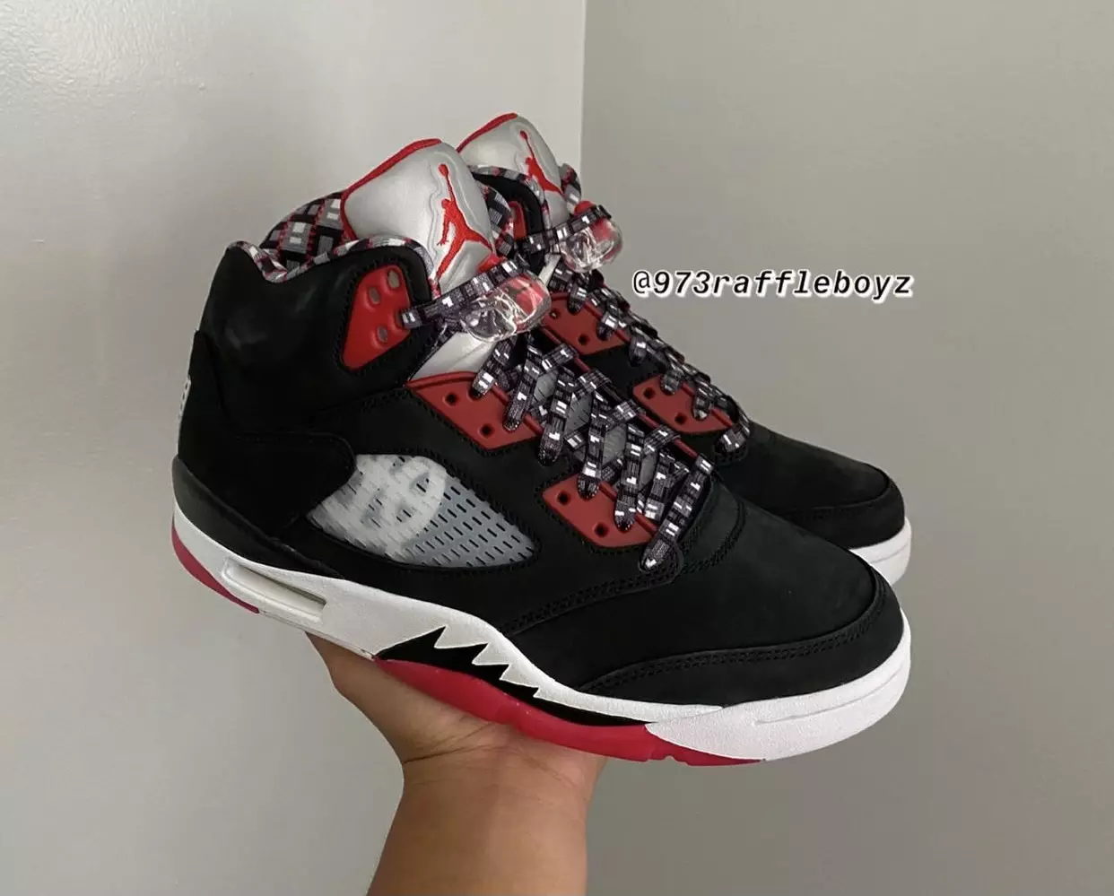 Air Jordan 5 Quai 54 Qara Dostlar Ailəsi