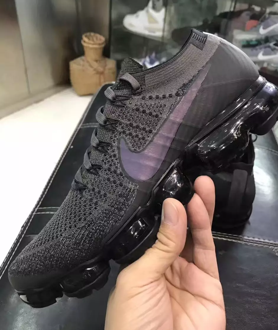 Opalizujące logo Swoosh Nike Air VaporMax