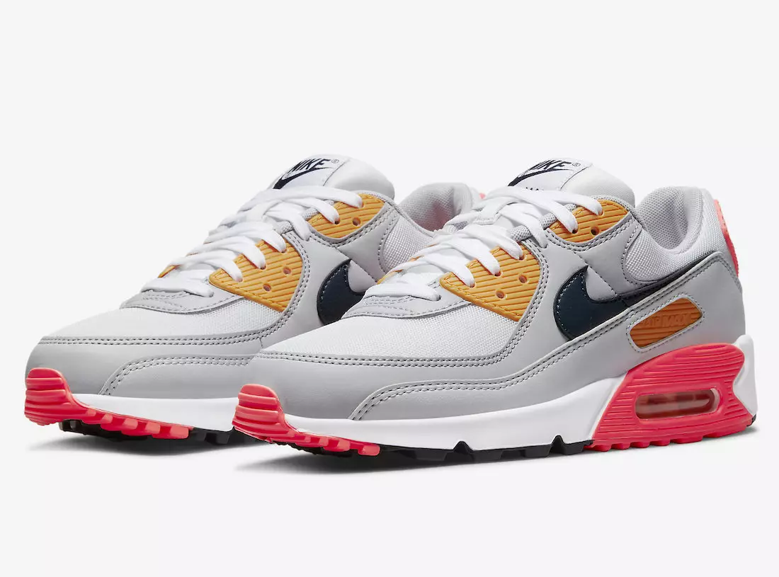 Një Nike Air Max 90 gri me ngjyra