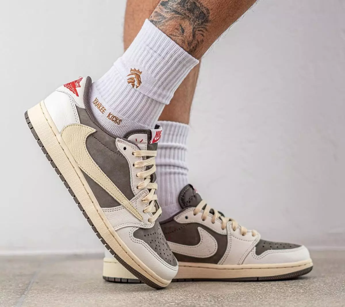 Travis Scott Air Jordan 1 Low OG Reverse Mocha Väljalaskekuupäev Jalgadel