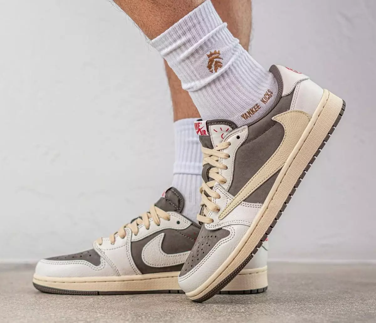 Travis Scott Air Jordan 1 Low OG Reverse Mocha Megjelenés dátuma lábon