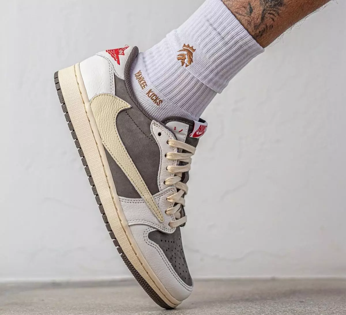 Travis Scott Air Jordan 1 Íseal OG Droim ar ais Dáta Eisiúna Mocha Ar na Cosa