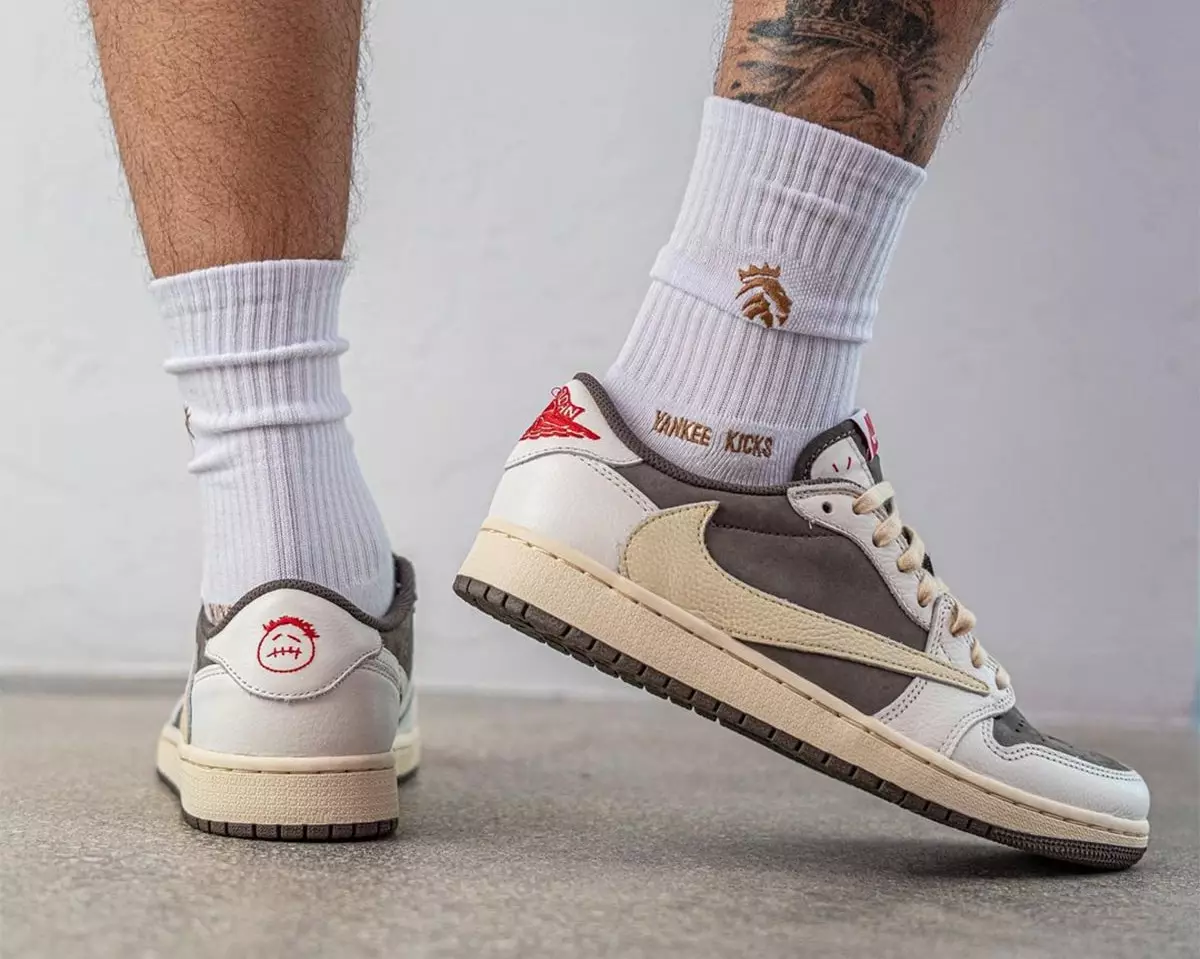 Travis Scott Air Jordan 1 Low OG Reverse Mokka Utgivelsesdato på føttene