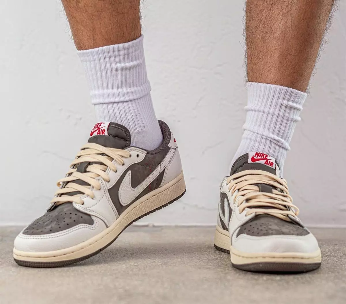 Travis Scott Air Jordan 1 Low OG Reverse Mocha Väljalaskekuupäev Jalgadel