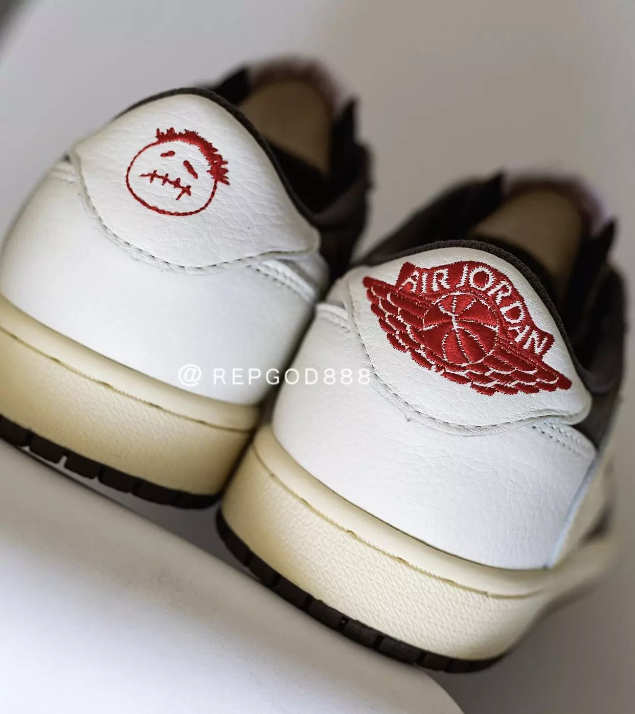 Travis Scott x Aer Jordan 1 Íseal OG Droim ar ais Dáta Eisiúna Mocha