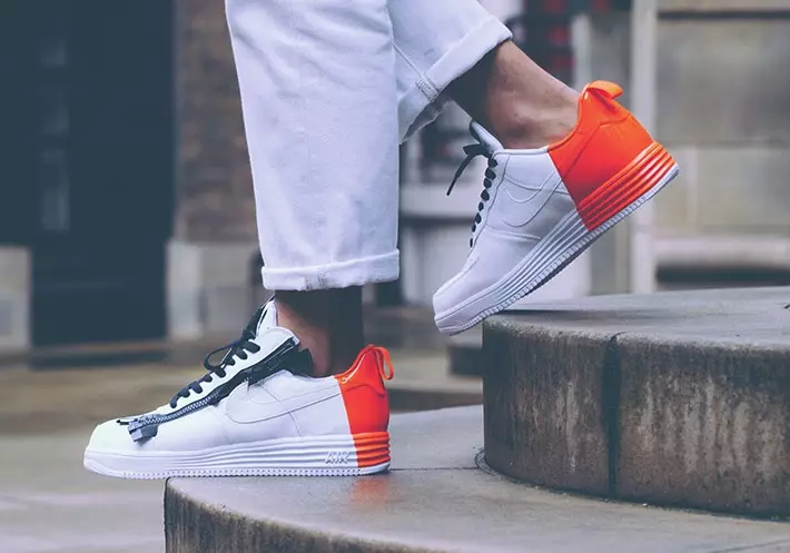 Hoe het acroniem x Nike Lunar Force 1 SP er op de voeten uitziet