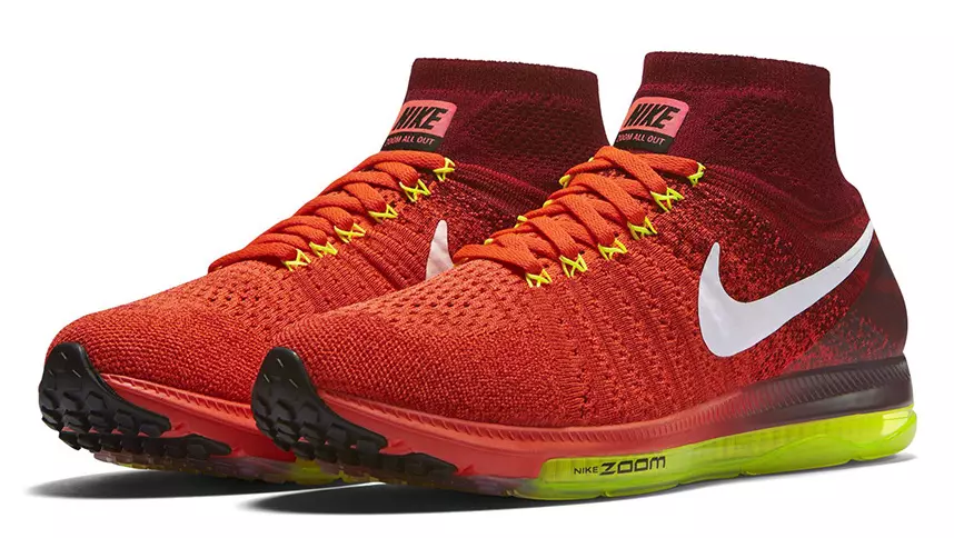 Nike သည် Flyknit Crimson Volt အားလုံးကို ချဲ့သည်။