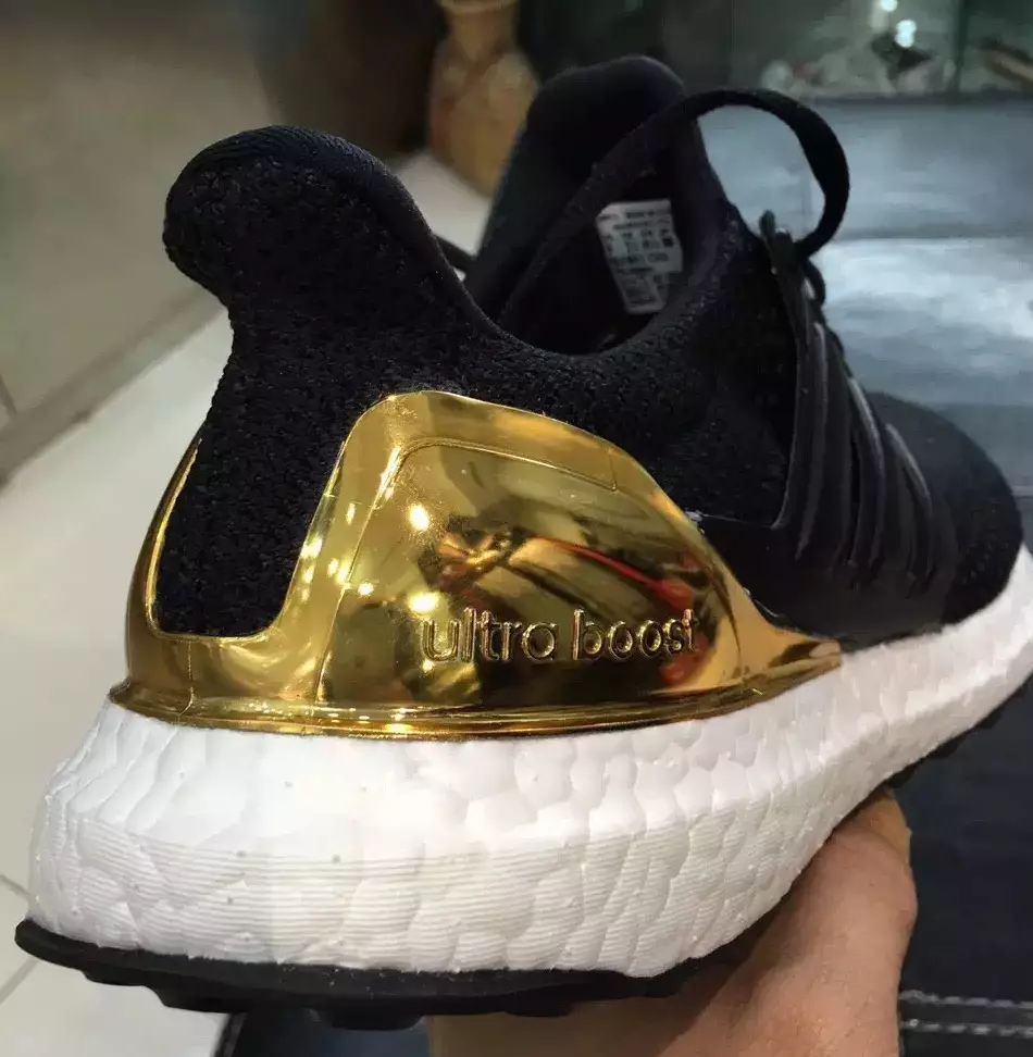 adidas Ultra Boost အနက်ရောင်ရွှေရောင်