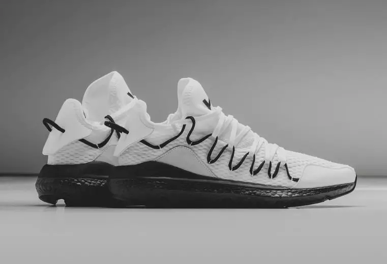 O adidas Y-3 Kusari chega em branco com preto Boost