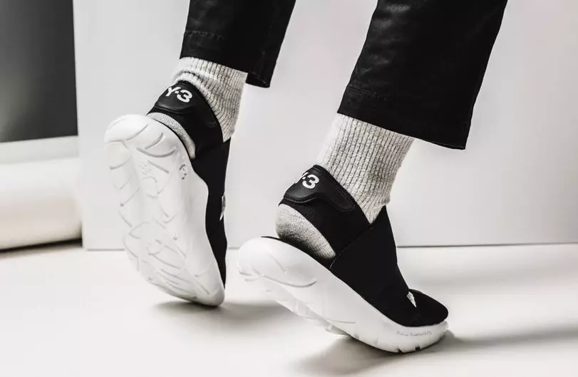 adidas Y-3 Qasa сандалының негізгі қара ақ