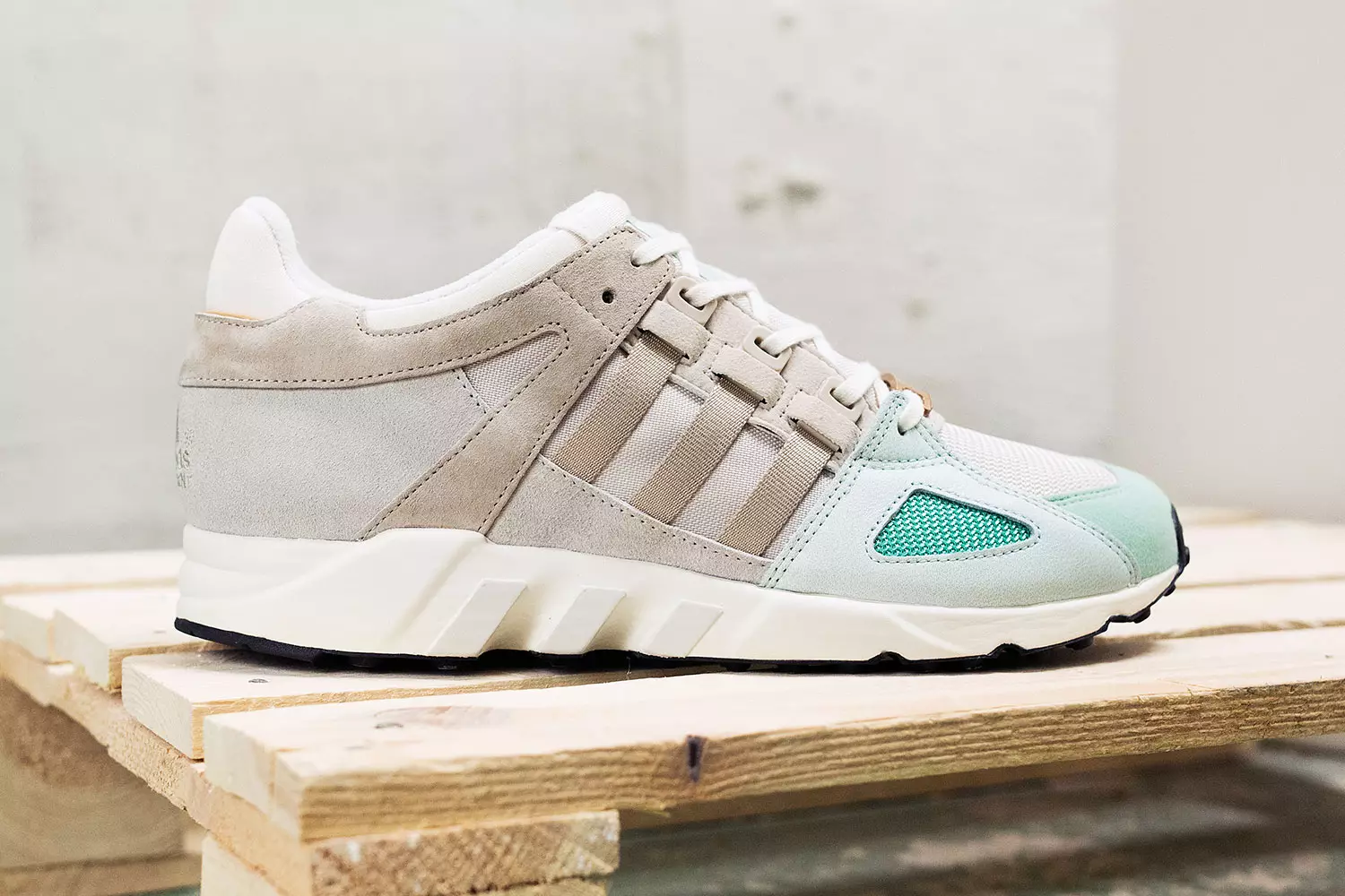 Sneakersnstuff x adidas bruggpakki