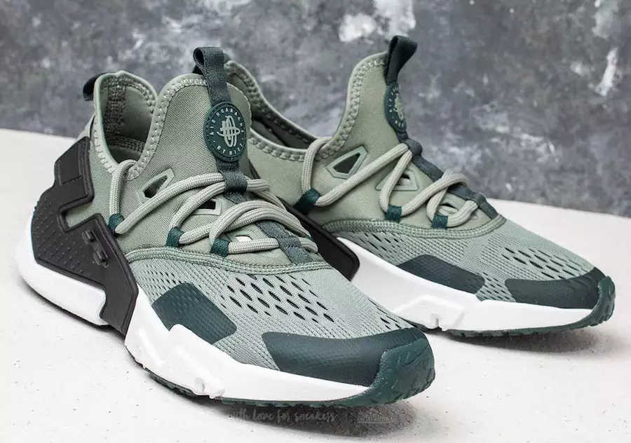 Nike Air Huarache Drift ရွှံ့စေးစိမ်းကို ရှူရှိုက်ပါ။