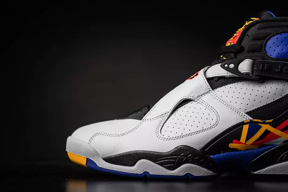 Air Jordan 8 Retro Card သုံးကြိမ် ဆွဲဆောင်မှုရှိသည်။