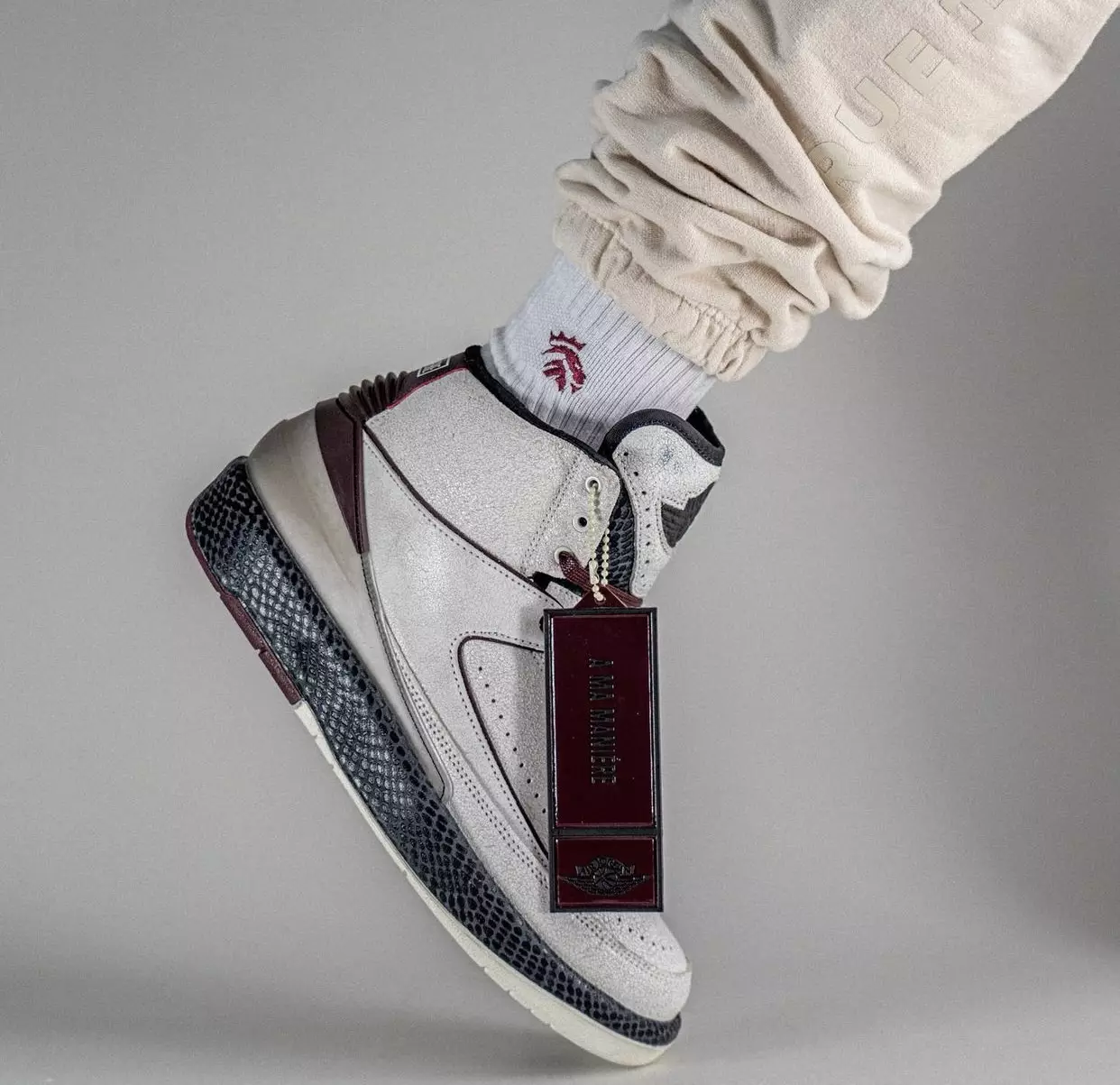 A Ma Maniere Air Jordan 2 DO7216-100 تاريخ الإصدار على القدمين