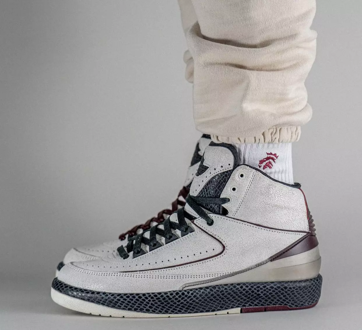 A Ma Maniere Air Jordan 2 DO7216-100 sotuvga chiqish sanasi oyoqlarda