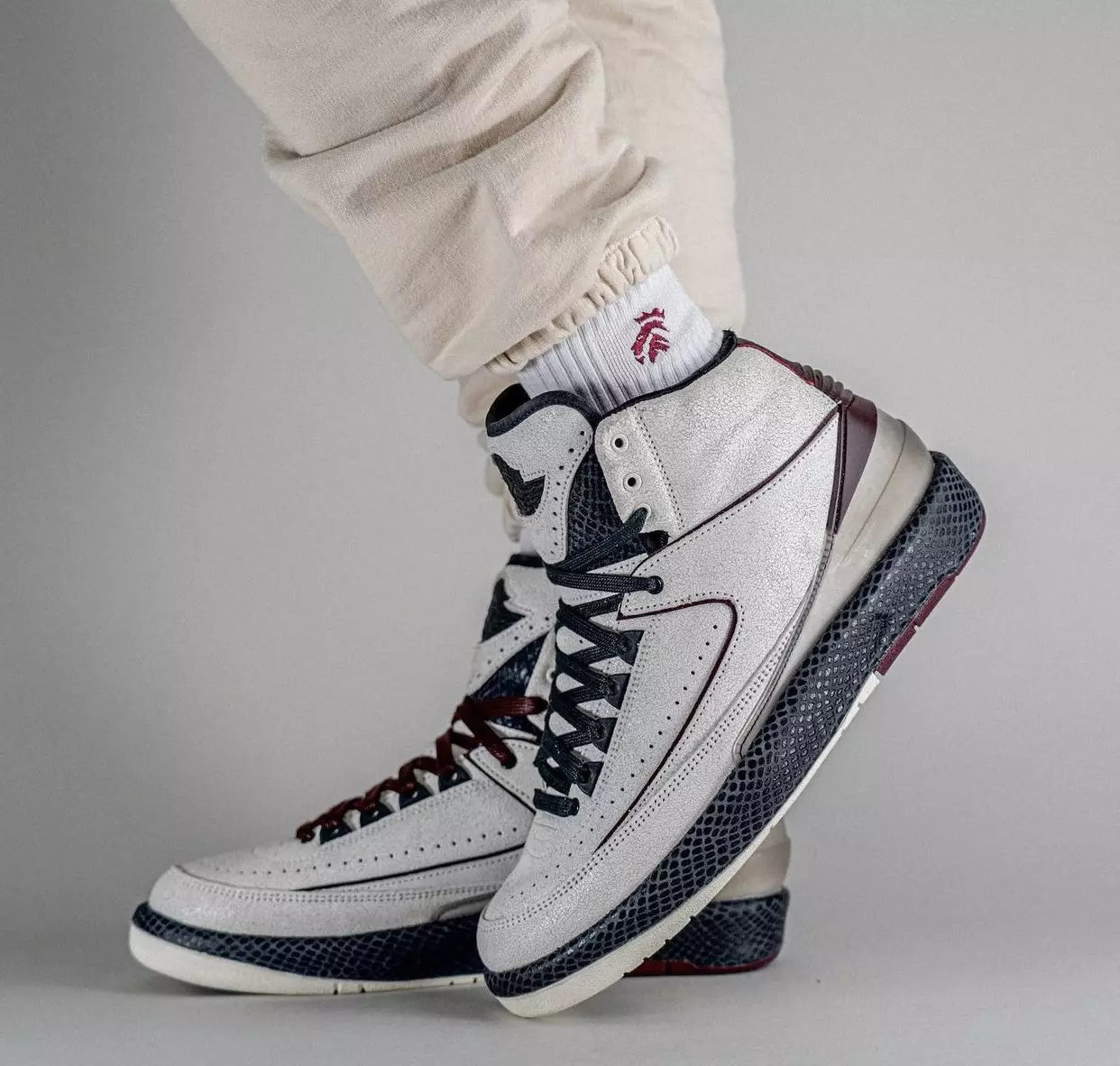 Дата выхода A Ma Maniere Air Jordan 2 DO7216-100 на ногах