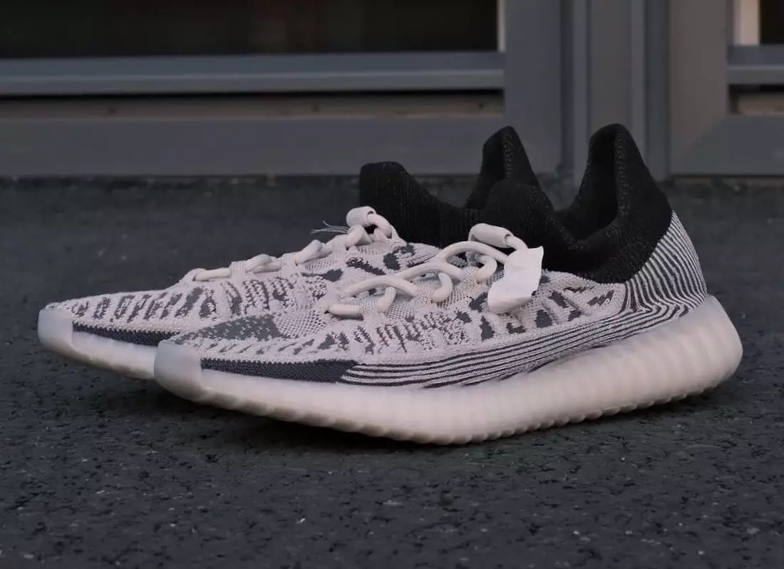 First Look: adidas Yeezy Boost 350 V2 CMPCT “パンダ”