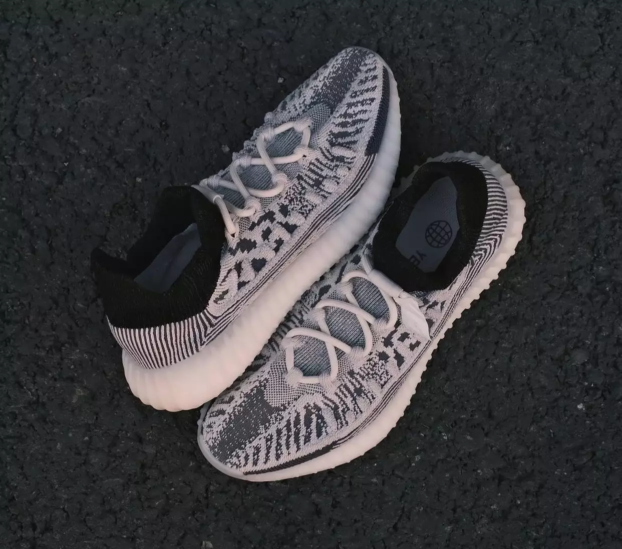 Date de sortie de la adidas Yeezy Boost 350 V2 CMPCT Panda