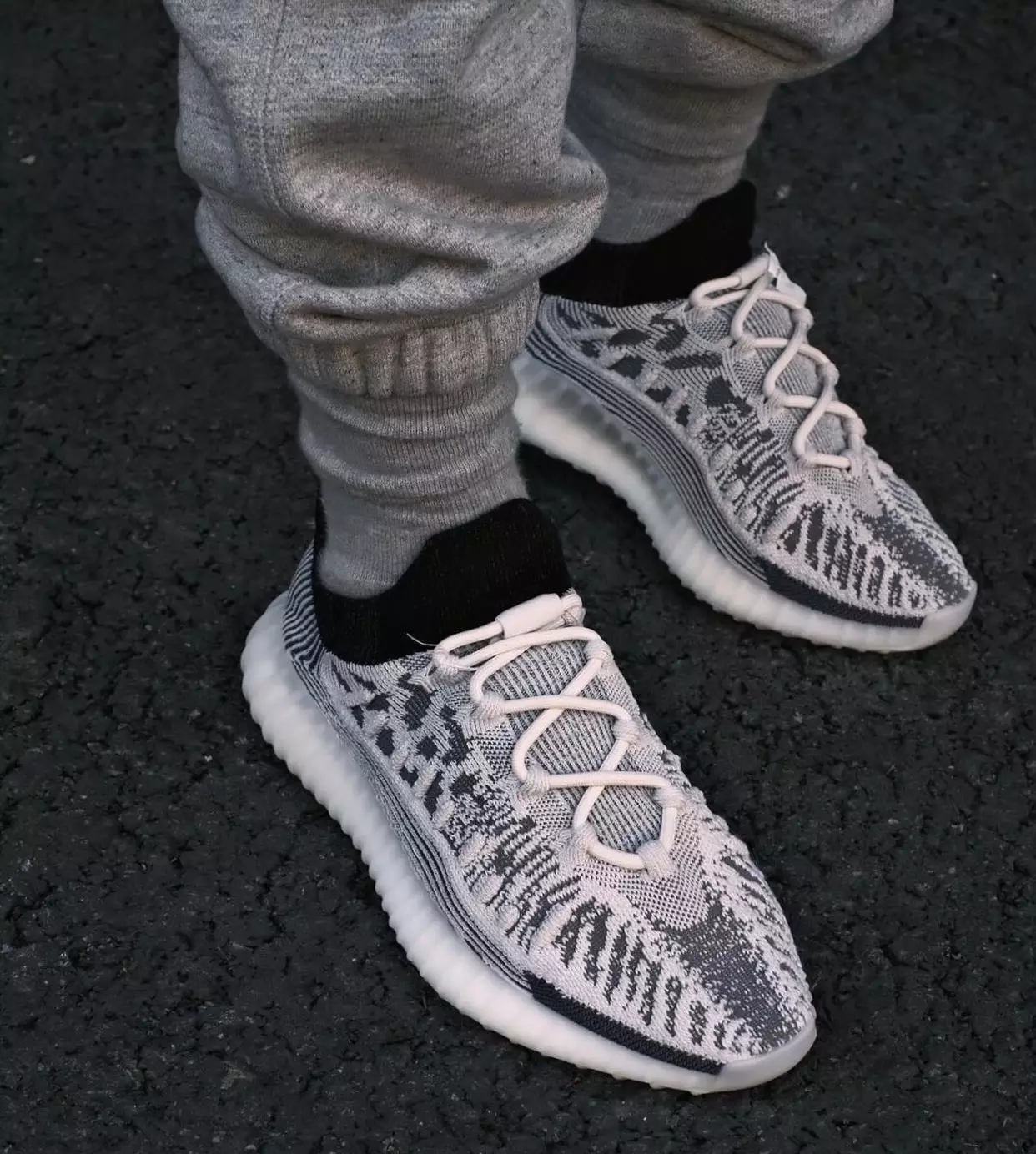 adidas Yeezy Boost 350 V2 CMPCT Panda ဖြန့်ချိသည့်ရက်စွဲ