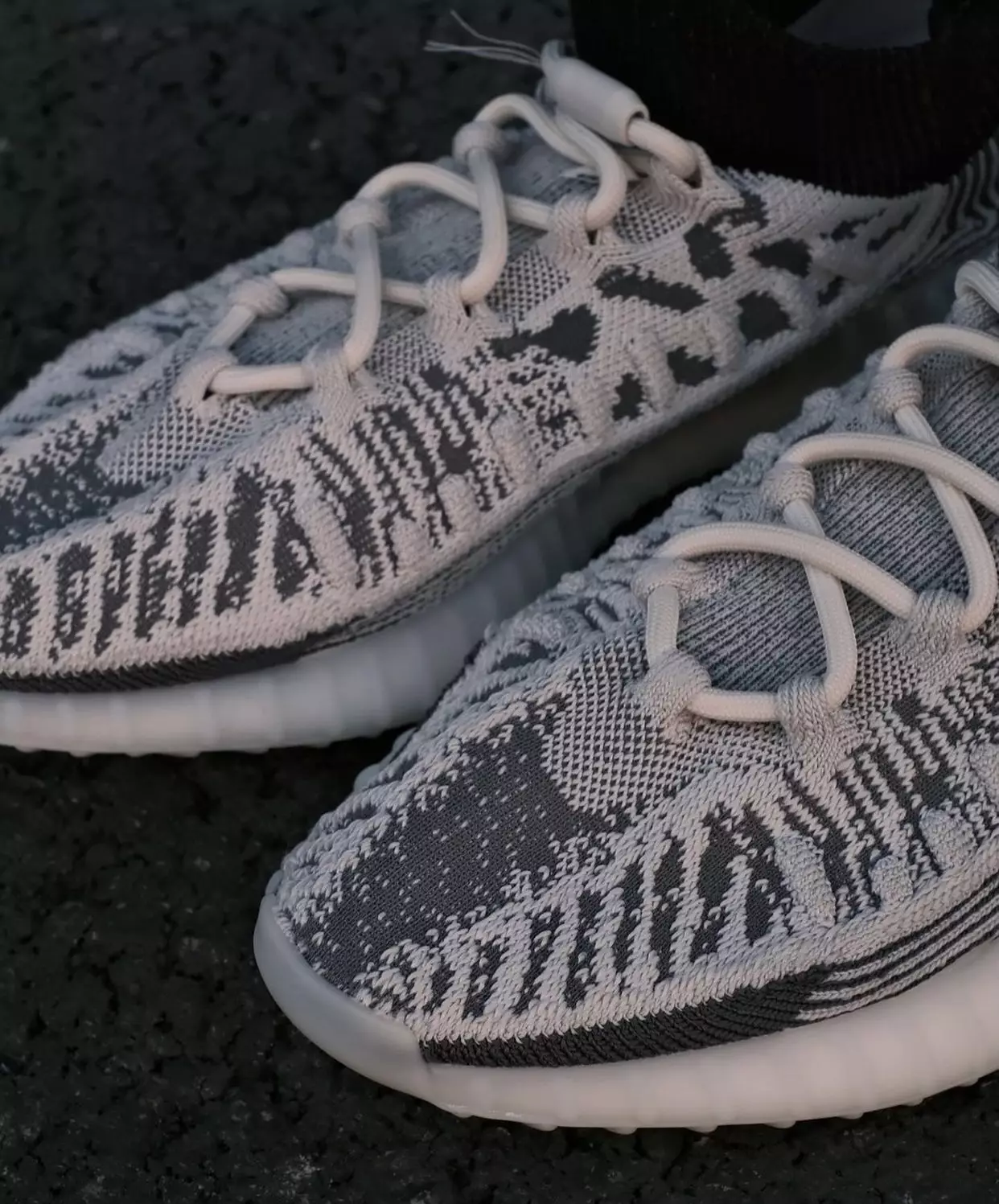 Санаи барориши adidas Yeezy Boost 350 V2 CMPCT Panda