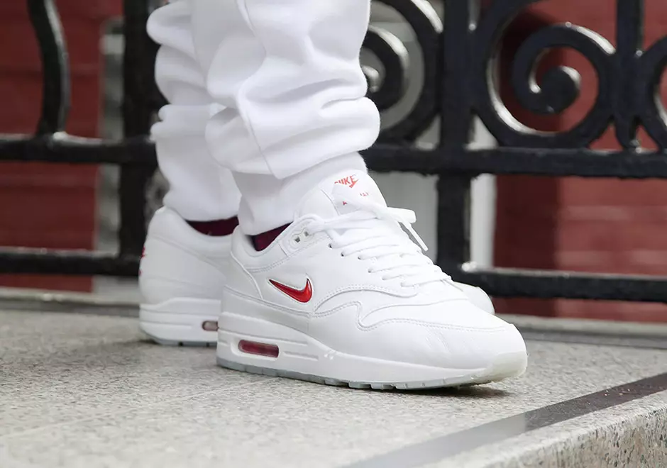 Nike Air Max 1 зергерлік бұйымдарын егжей-тегжейлі қарау