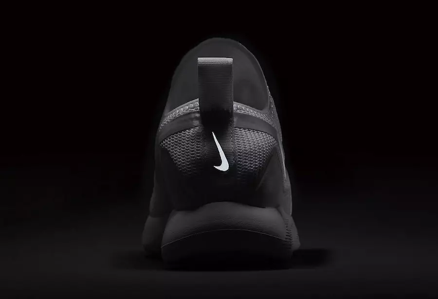 Nike LunarCharge Гурвалсан цагаан амьсгалж байна