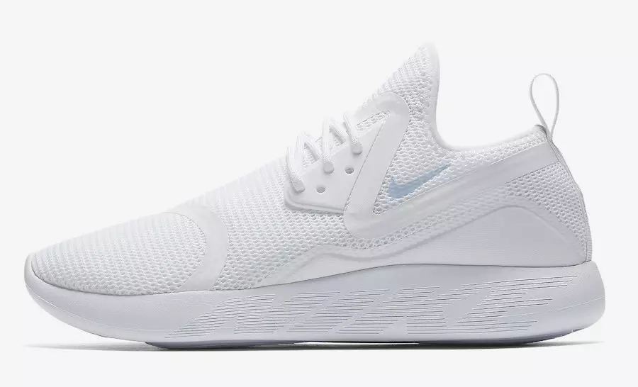 Nike LunarCharge Гурвалсан цагаан амьсгалж байна