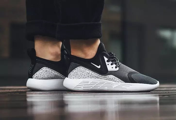 Nike LunarCharge uz kājām